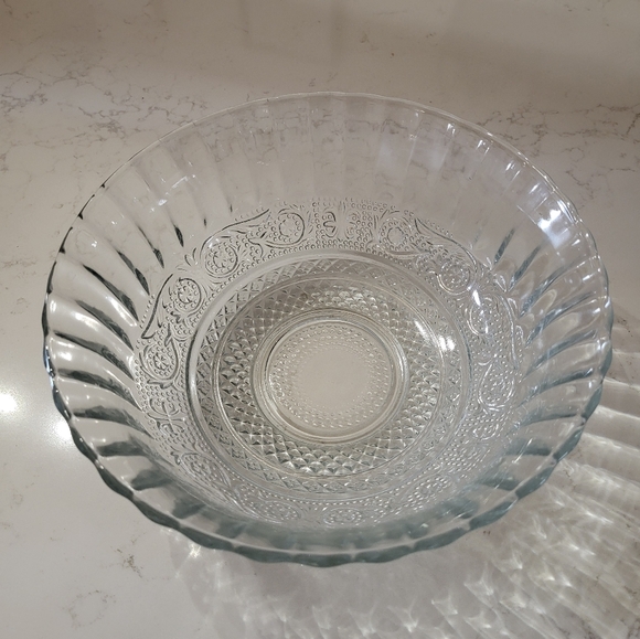 KIG Malaysia Fleur de Lis Pressed Glass Trellis Serving Vegetable Bowl 7 1/2" - Picture 4 of 5